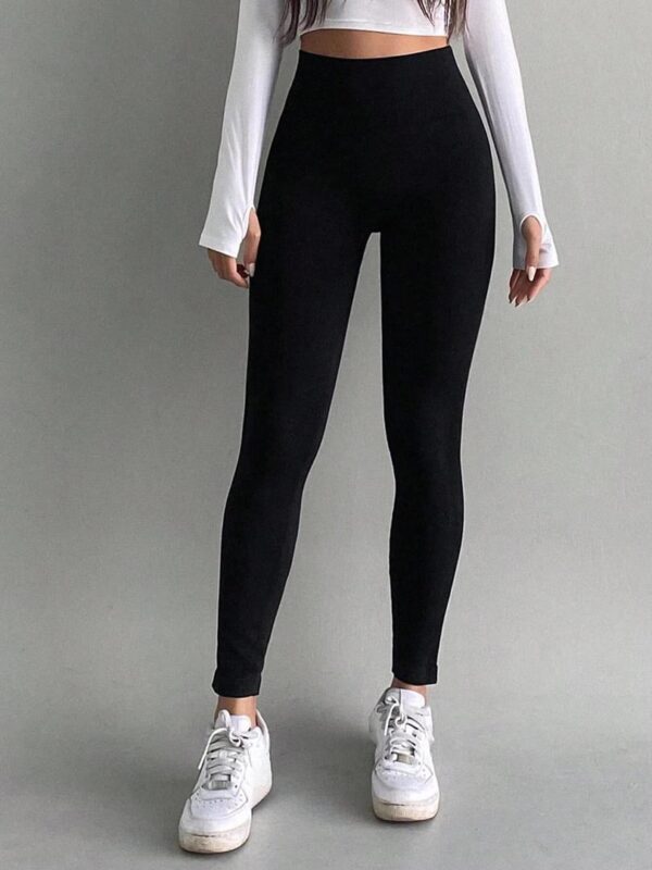 women balck tight trousers